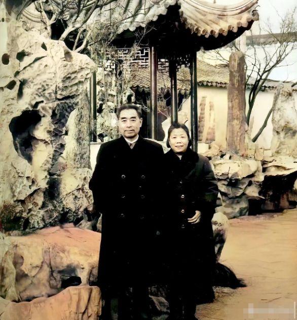 很多人刷到过这张老照片，1963年周总理和邓颖超在苏州留园拍的合照，但很少有人知