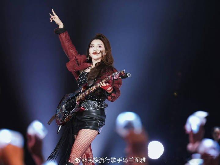 乌兰图雅在李心洁怀里哭了 重感情的乌兰图雅值得被温柔以待，难过时有人抱，委屈时有