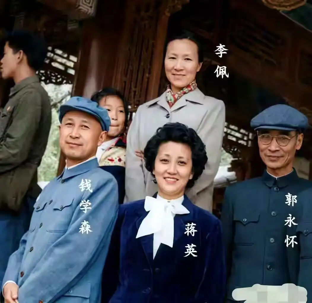 1960年，钱学森夫妇与郭永怀夫妇一同游园时，留下了一张珍贵合影 