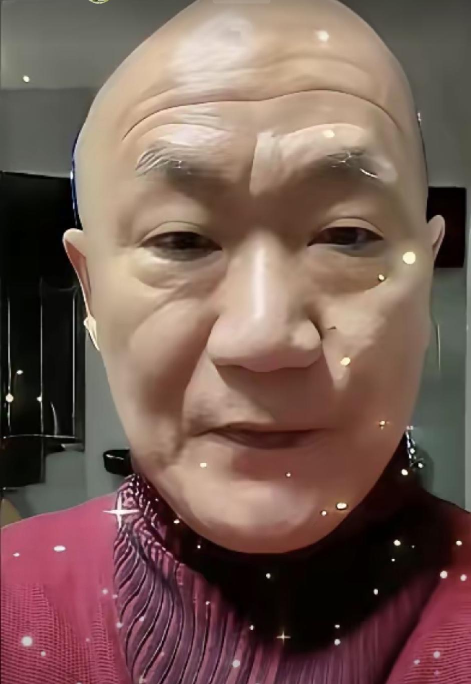 一眼认出右边是相声大师侯宝林！
 
左边这位看着十分眼熟，也是曲艺圈的老前辈，不