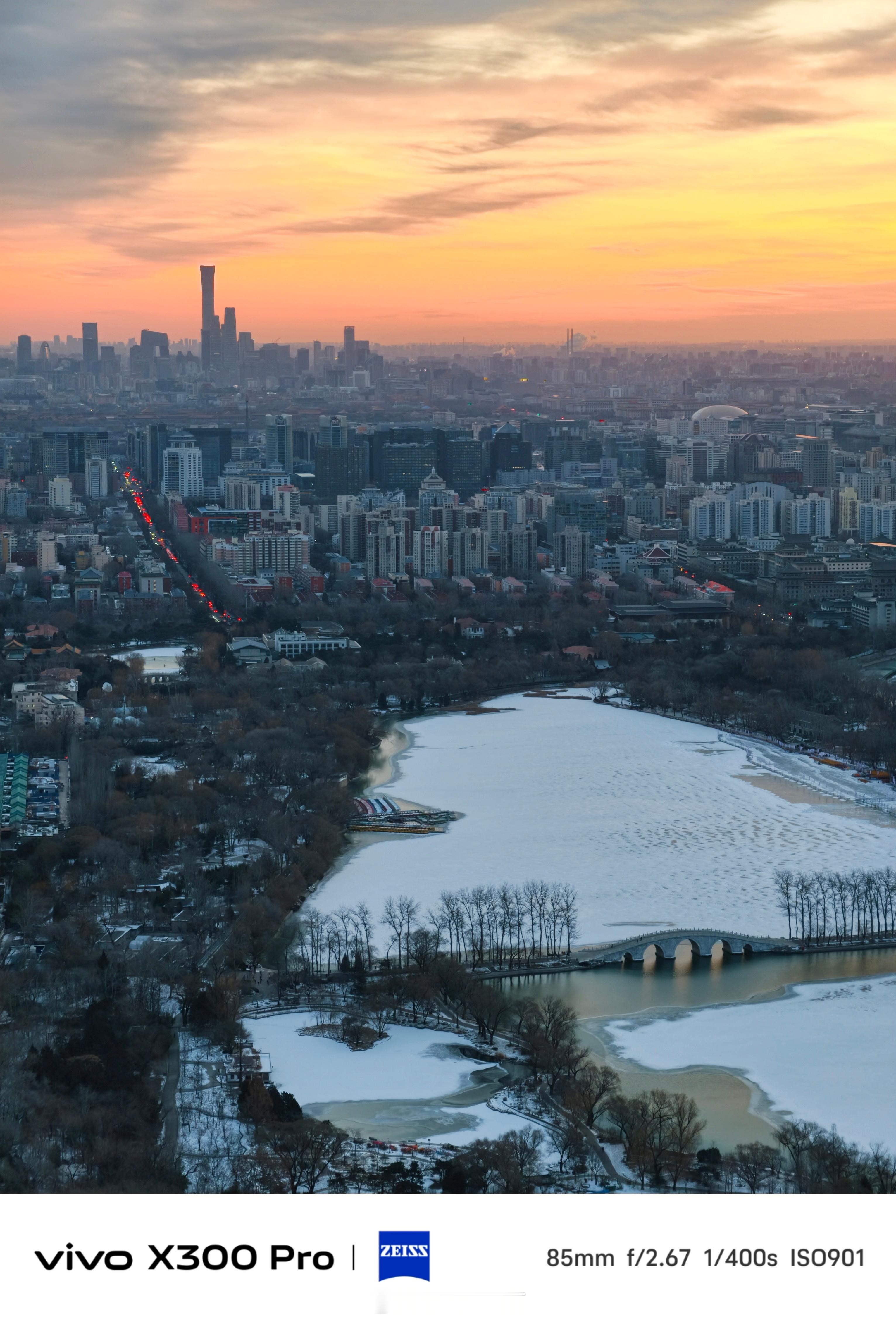 《雪后初霁瞰京城》2026年北京的第一场雪洋洋洒洒下了两天。1月19日清晨，冒着