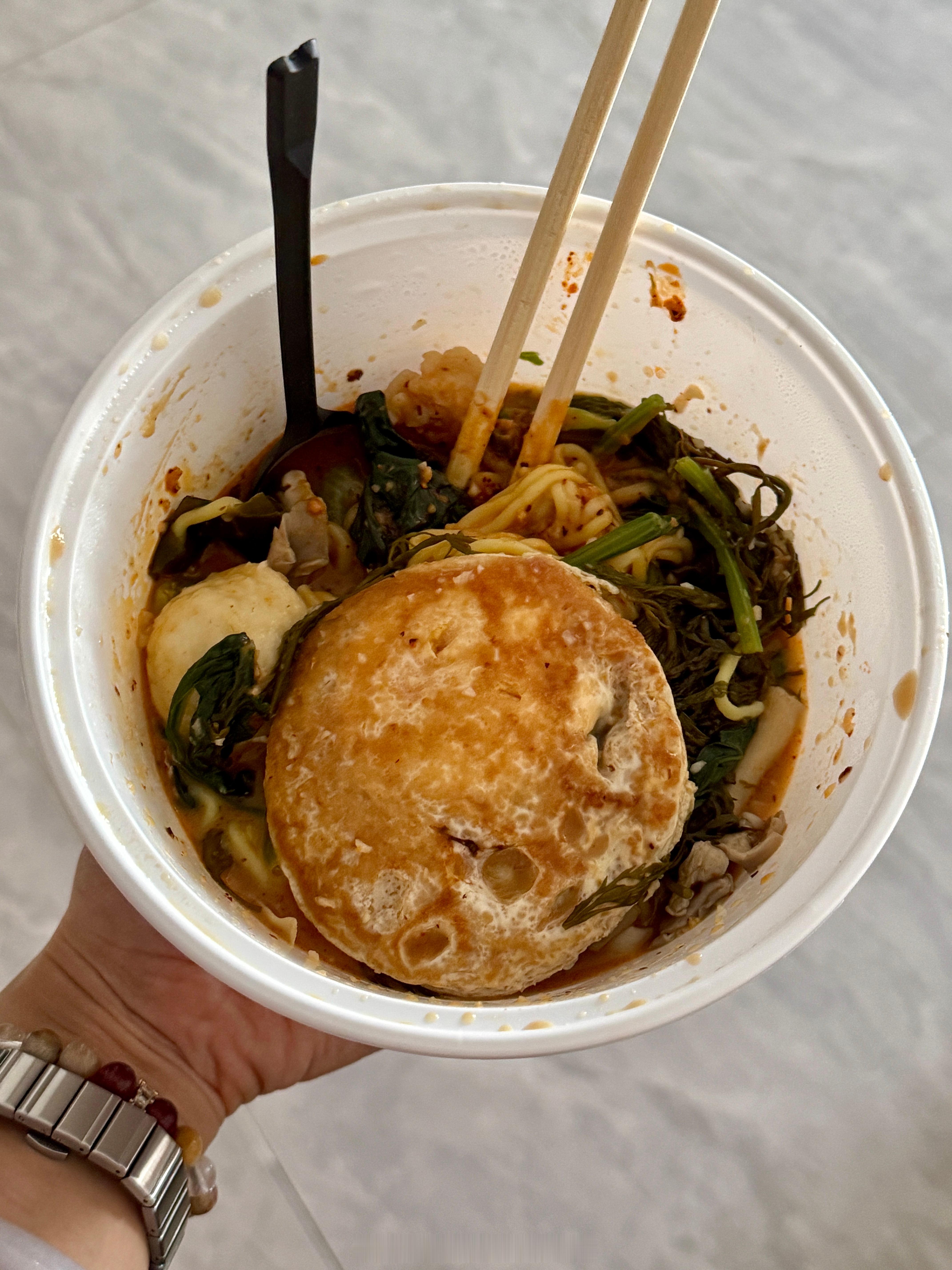 每次今天中午又是吃的刘文祥，黄细面坨了两块，不知道是不是太热了，再也不想吃了今天