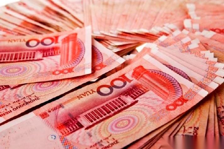 人民币对美元，硬生生地冲破了6.8这个大关。
消息一传出来，不少人心里开始犯嘀咕