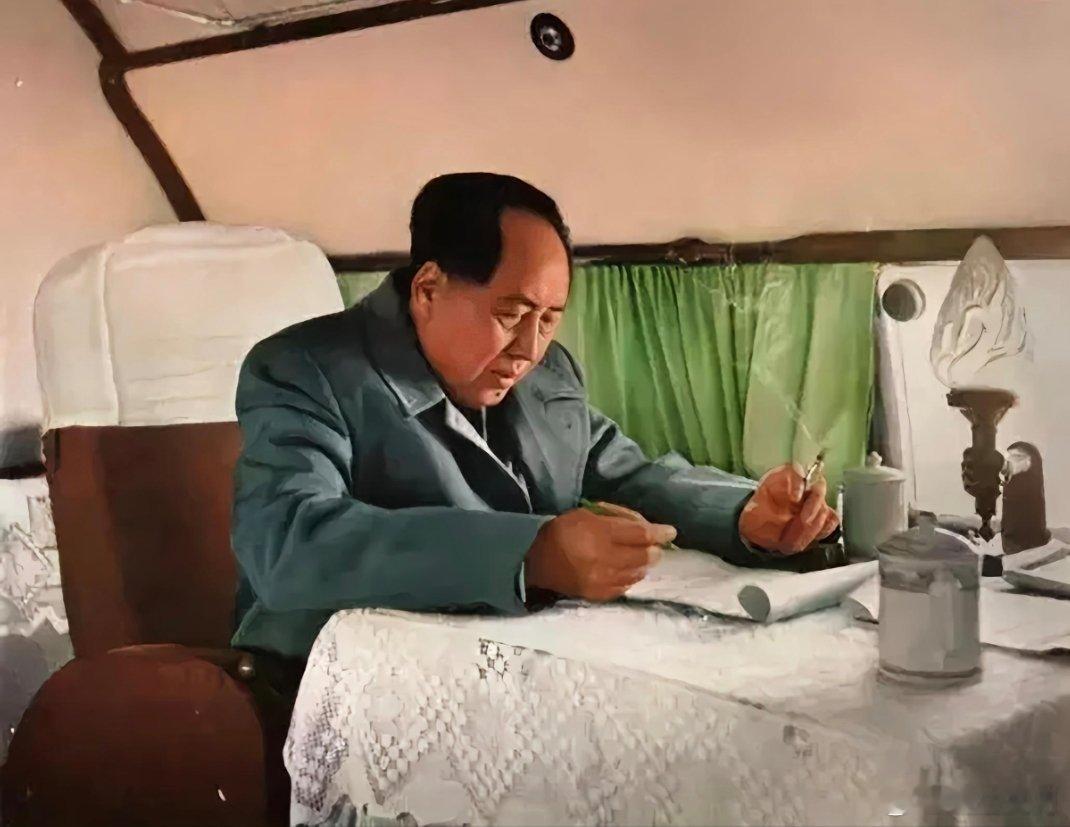 这张照片为毛主席在飞机中工作的照片不仅展现了领袖的工作状态，也反映了当时的历史环