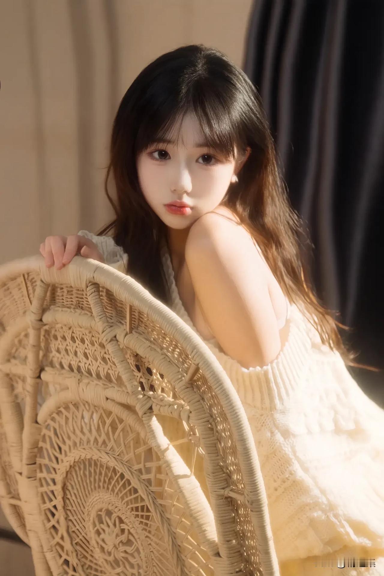 温柔少女与藤椅的浪漫邂逅🌸✨