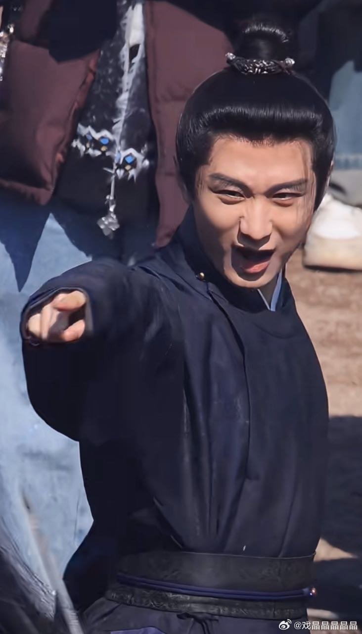 一位成功的粉丝必备的特质是从不内耗，看看呃粉安利给路人的照片，确实不内耗。