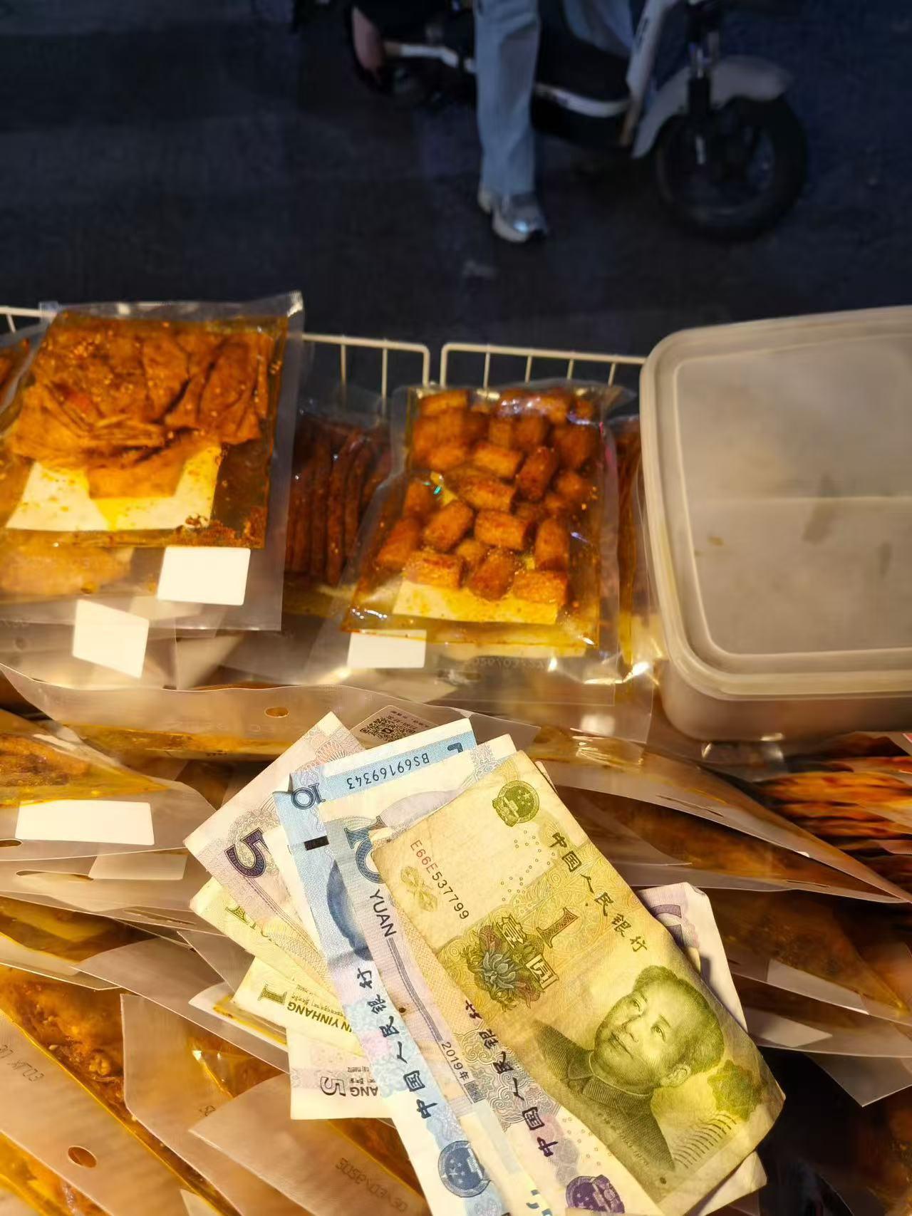 毕业后的高收入，往往藏在那些“不务正业”的时间里——
别人刷剧时，她在学剪辑接单