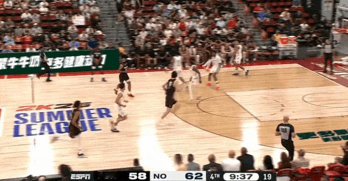 惊艳！杨瀚森一扣一投霸气十足！
在今天NBA夏季联赛开拓者对阵鹈鹕的第四节比赛中