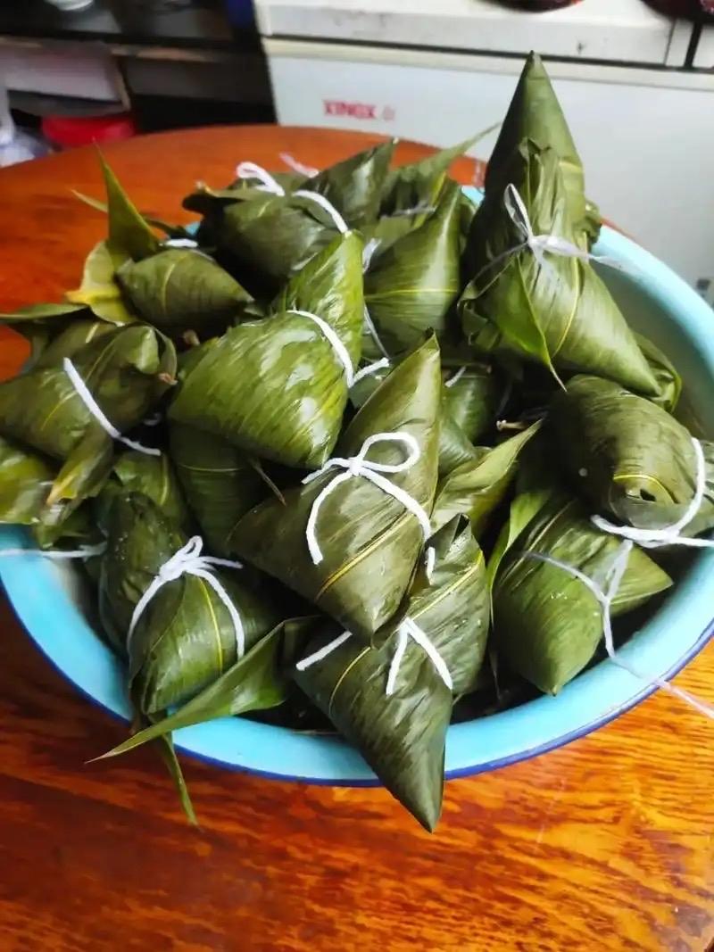 喝火令 · 角黍飘香

箬叶层层裹，温香细细浮。尽捞甘乐滤怀忧。
包粽饱含深意，