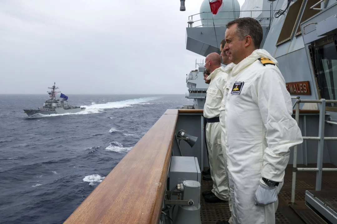 独特的英国海军白色战斗连体服