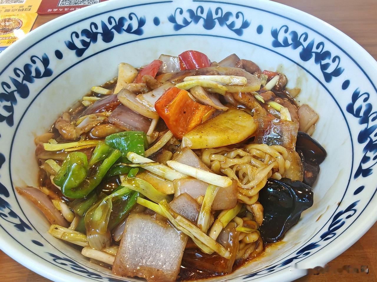 南京马拉松跑完后，在玄武门附近吃了碗淮安浇头面！

上周末，一人跑马，全家出行，