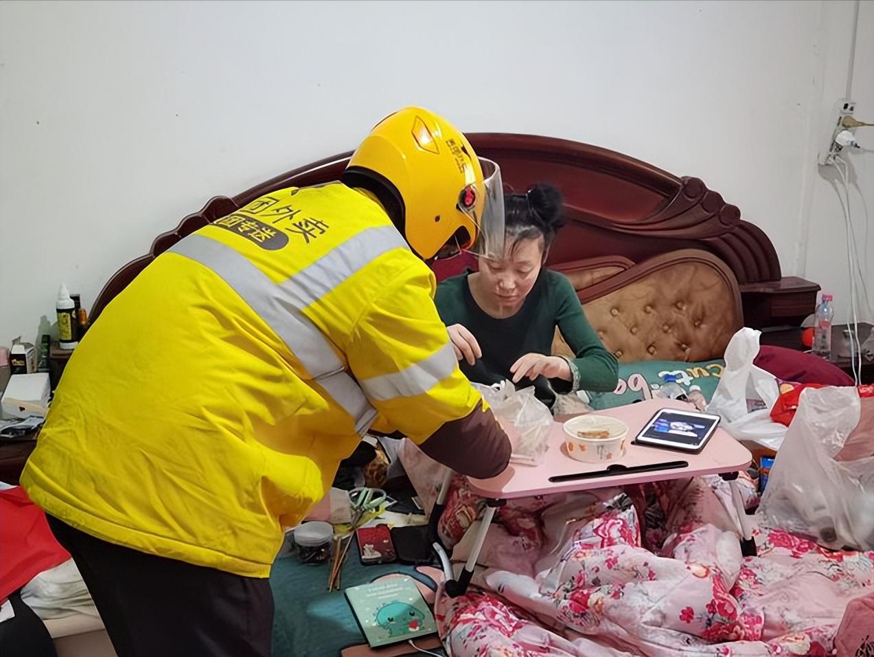 2018年，浙江杭州，21岁外卖小哥接到一订单，订单上备注：别放门外，请敲门送进