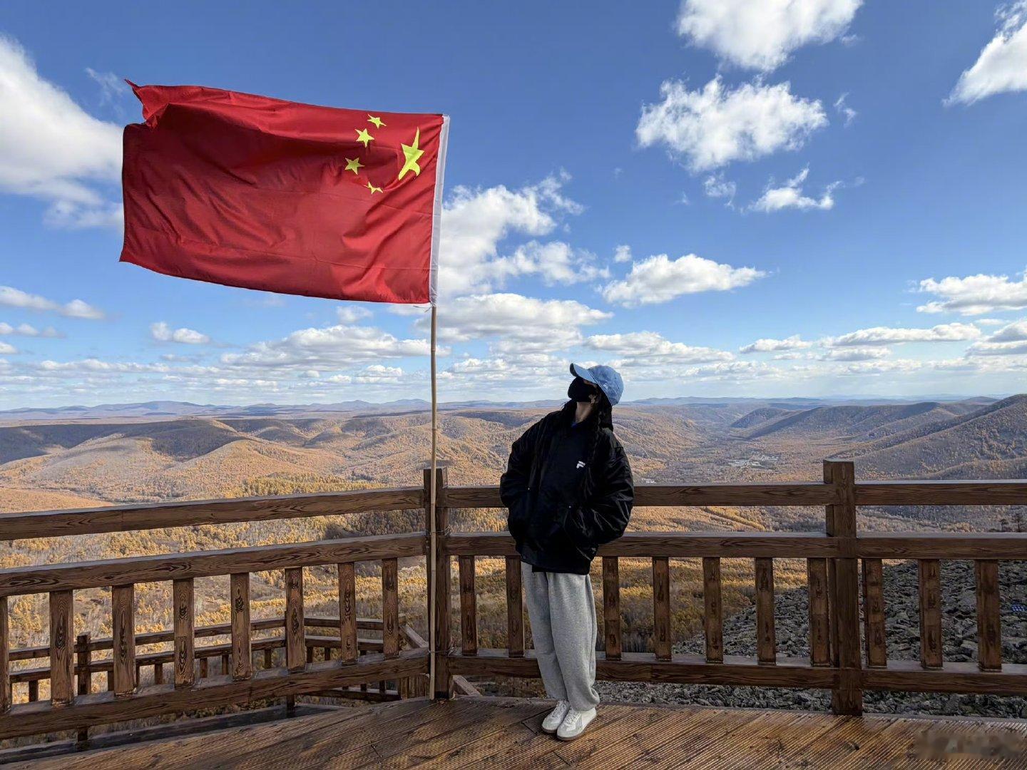 跟着杨幂走遍祖国的大好河山杨幂旅行目的地加一杨幂打卡内蒙古边境，国门、界碑、林海