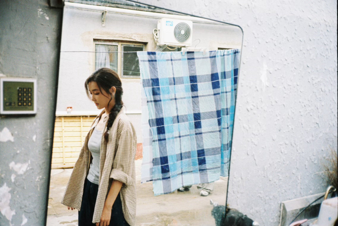 蒋依依县城胶片写真蒋依依自带小镇故事感美 