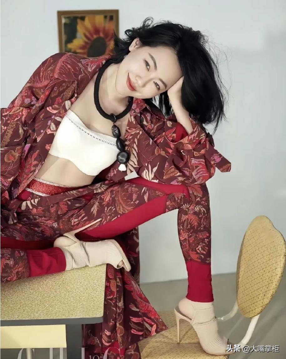 小S始终站在大S一边，这是毋庸置疑的。
小S复出活动现场，有记者标榜汪小菲是“国