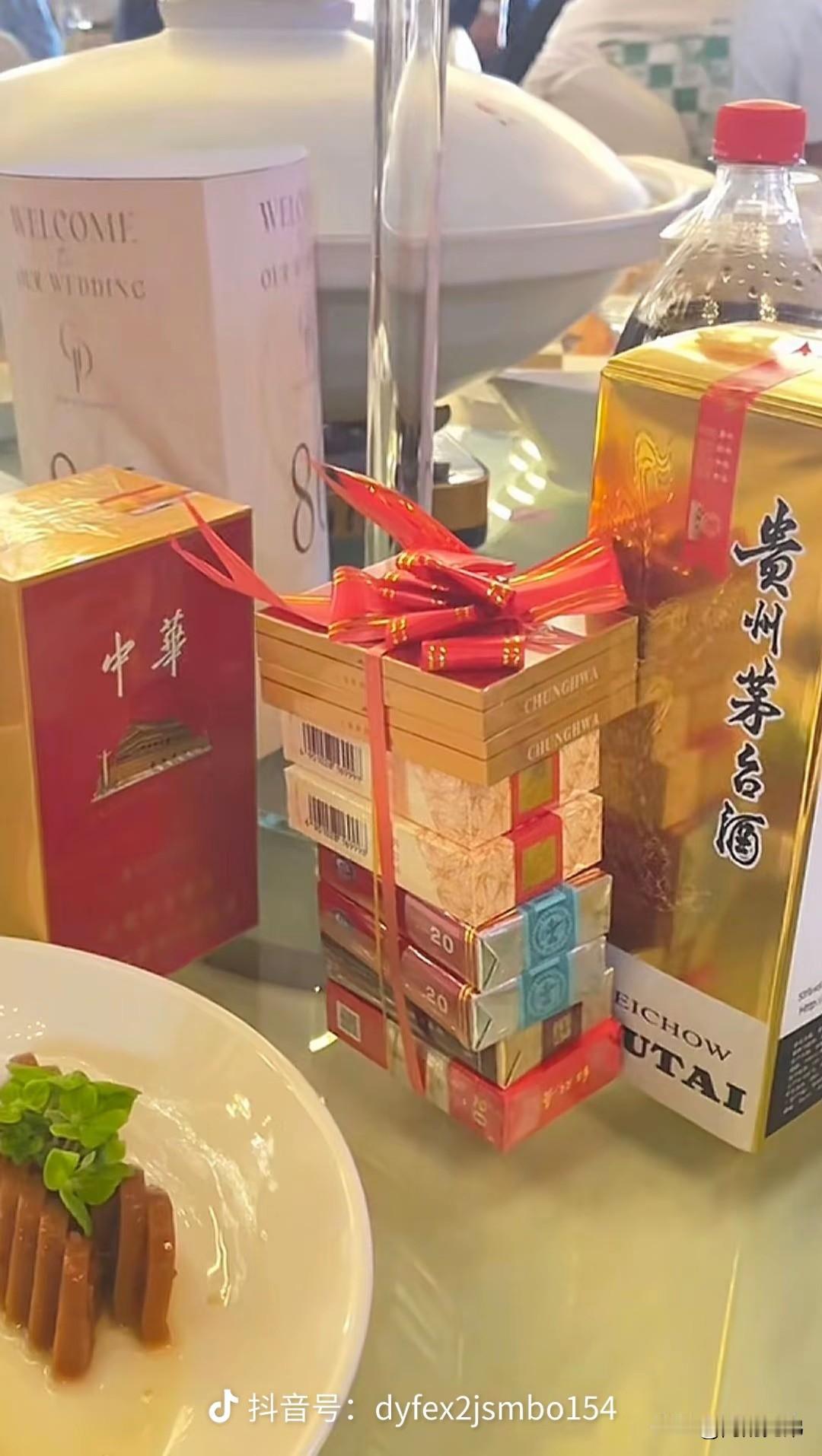 酒席的档次高到让人乍舌，光烟酒每桌都要四五千，菜品更是上万，这让普通家庭如何能够