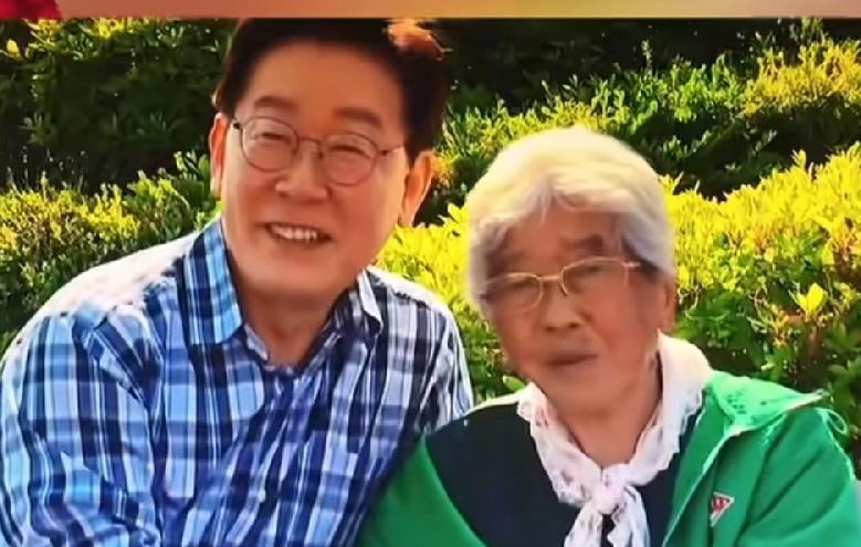 李在明，开插秧机种水稻，像拍电影一样，一个人开，一群人旁边做后勤，有跟车指导的，