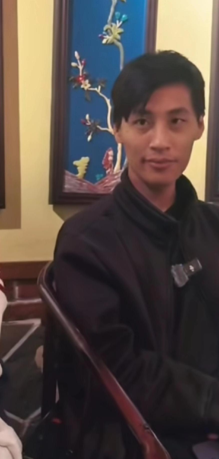 加拿大回国认亲的帅小伙在回国之前两年没有剪过头发， 为了见到亲生父母 ，给亲生父