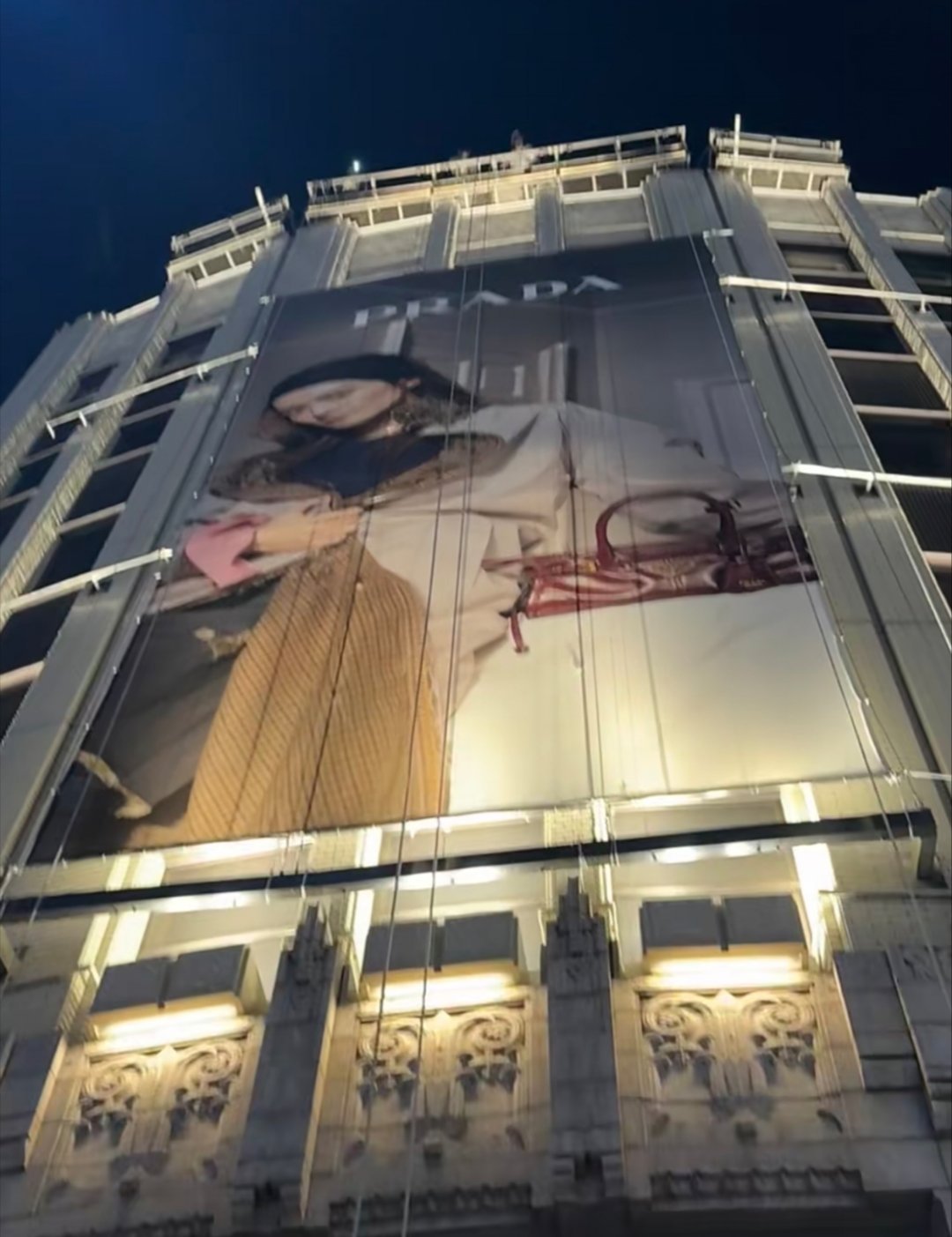 陈昊宇普拉达成衣地广开铺，日本新宿连夜动工单人大地广，真是Prada亲闺女待遇了