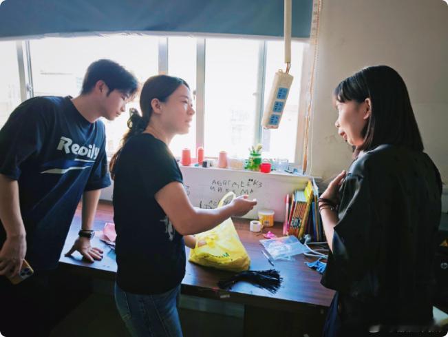 台州家门口的共富工坊让生活过得热气腾腾在这里，居民不用远行、不误家事，轻松实现带