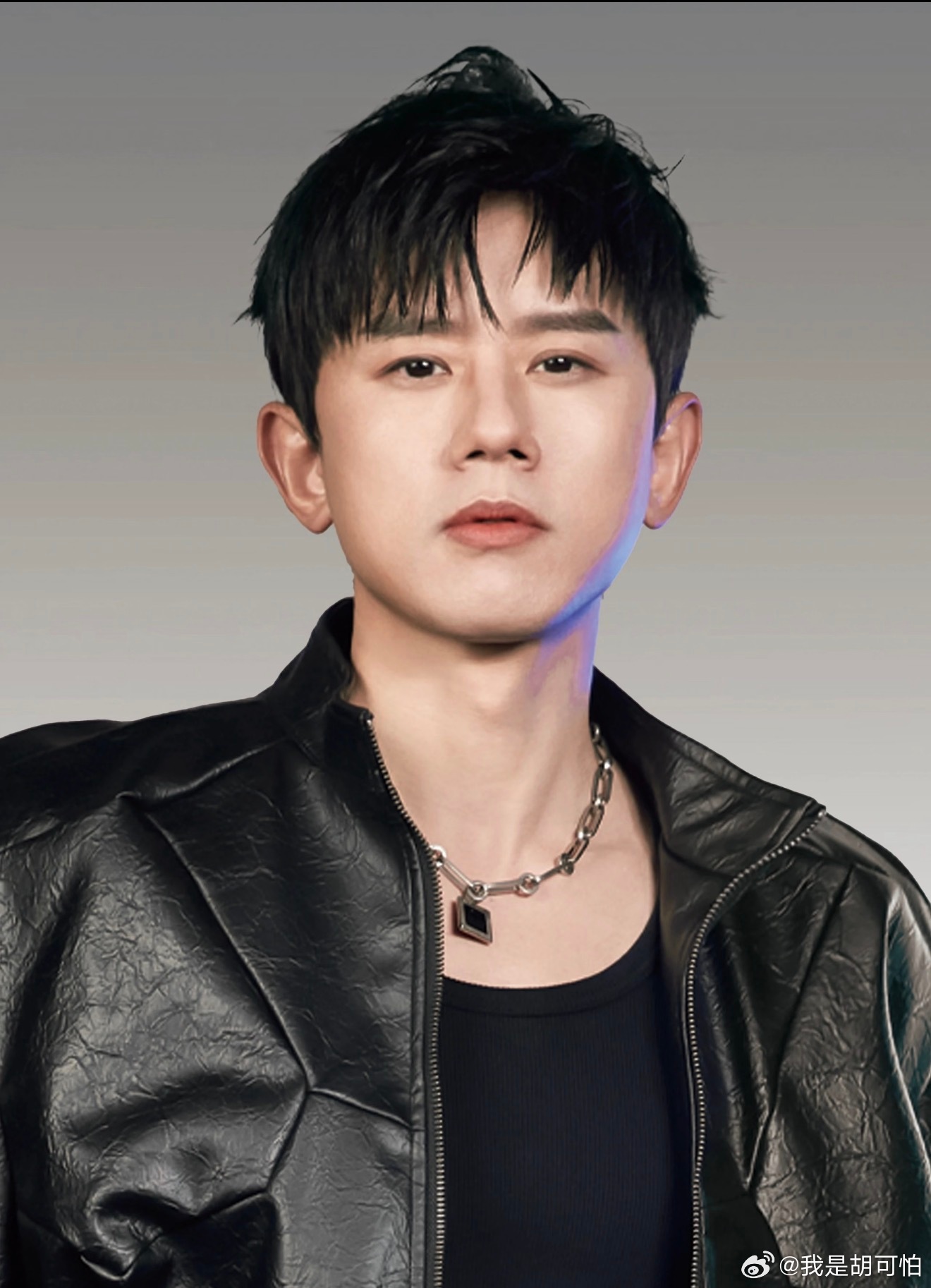 有种恍如隔世的感动，叫张凌赫送张杰花篮￼￼￼。采访里说《天下》是谢征的战歌，演唱