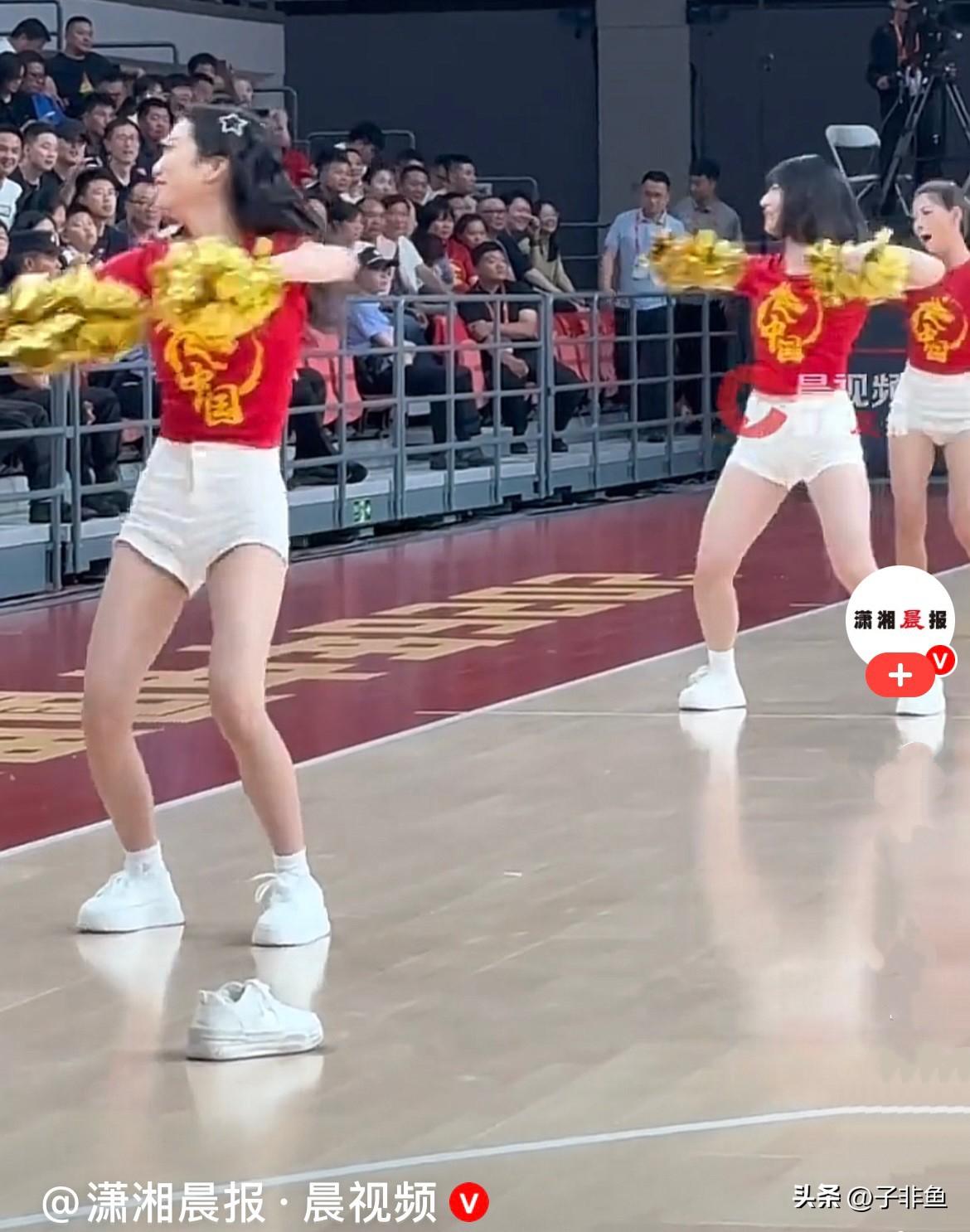 近日，中国男篮长沙热身赛比赛间隙，啦啦队小姐姐登场热舞助阵，活力满满的舞姿瞬间点