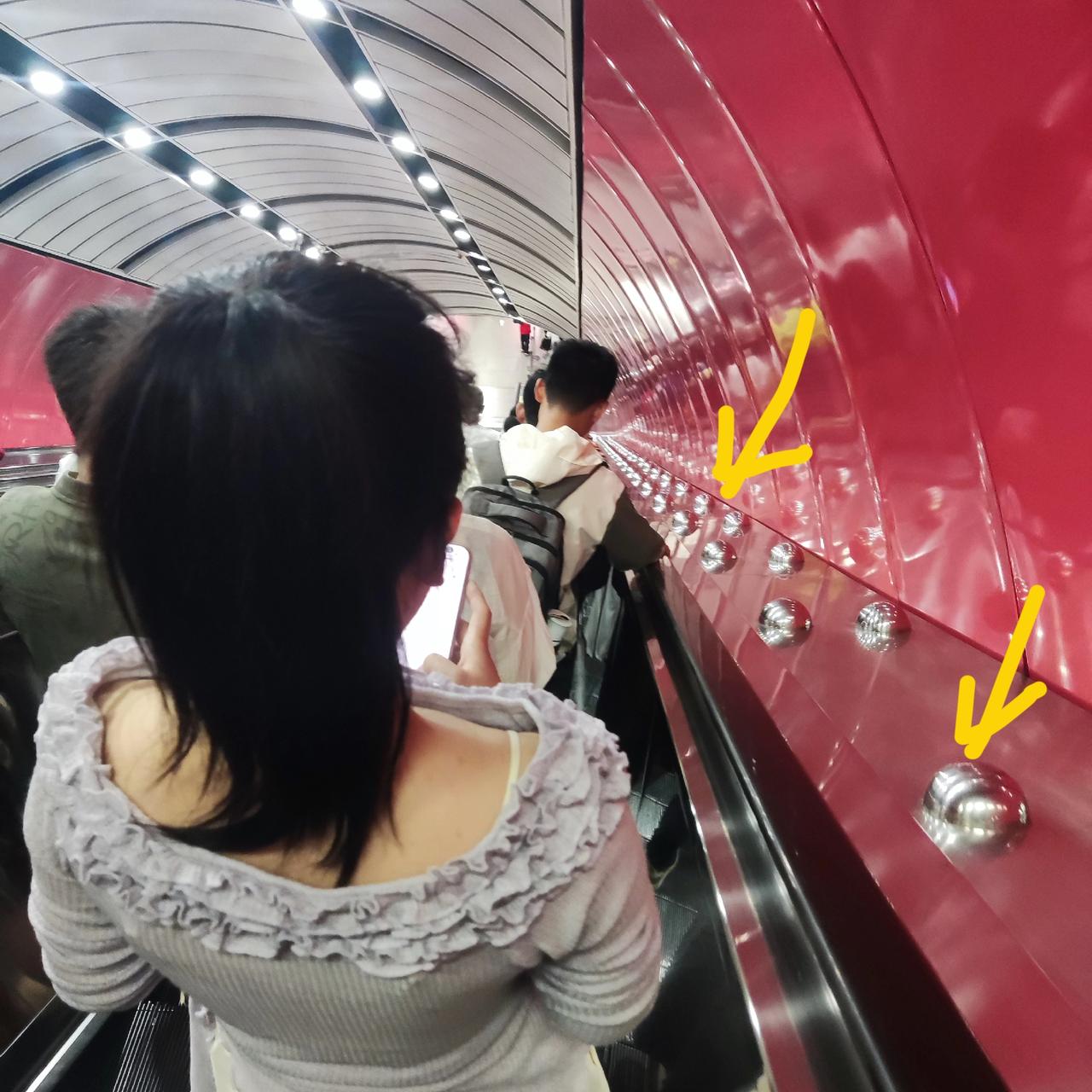 谁知道地铁升降梯旁边的不朽钢圆球是干嘛用的？