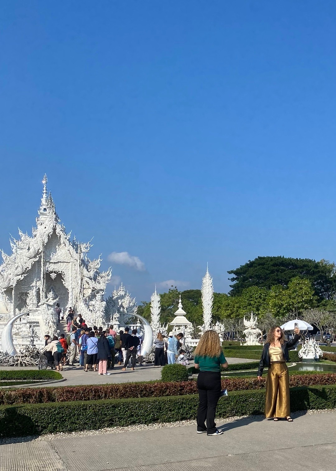 #旅行摄影[超话]# 清莱白庙，移步换影。  ​​​