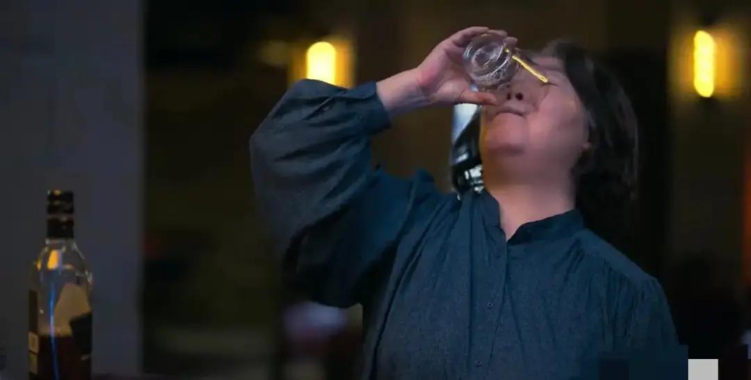 养母扇完我，把红酒一饮而尽。
 
耳光火辣，酒杯冰凉，她动作连贯，像排练过千遍。