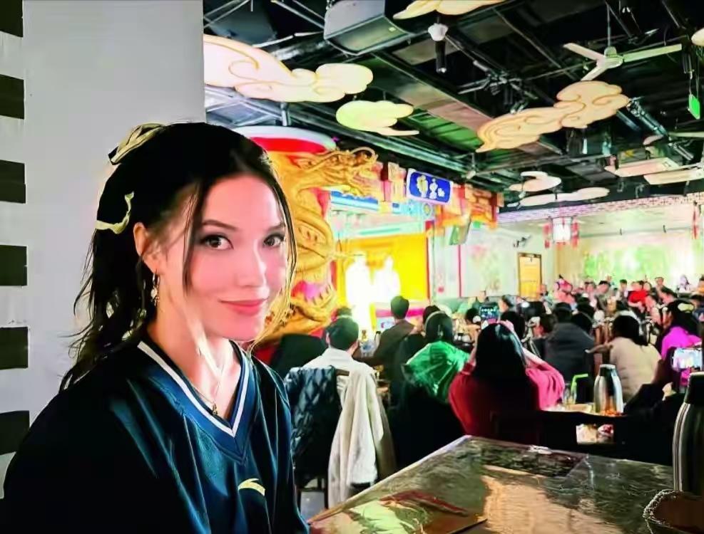 大家不要盲目羡慕谷爱凌“爱玩爱闹”了
普通人真的很难复刻

不是因为她滑雪厉害，