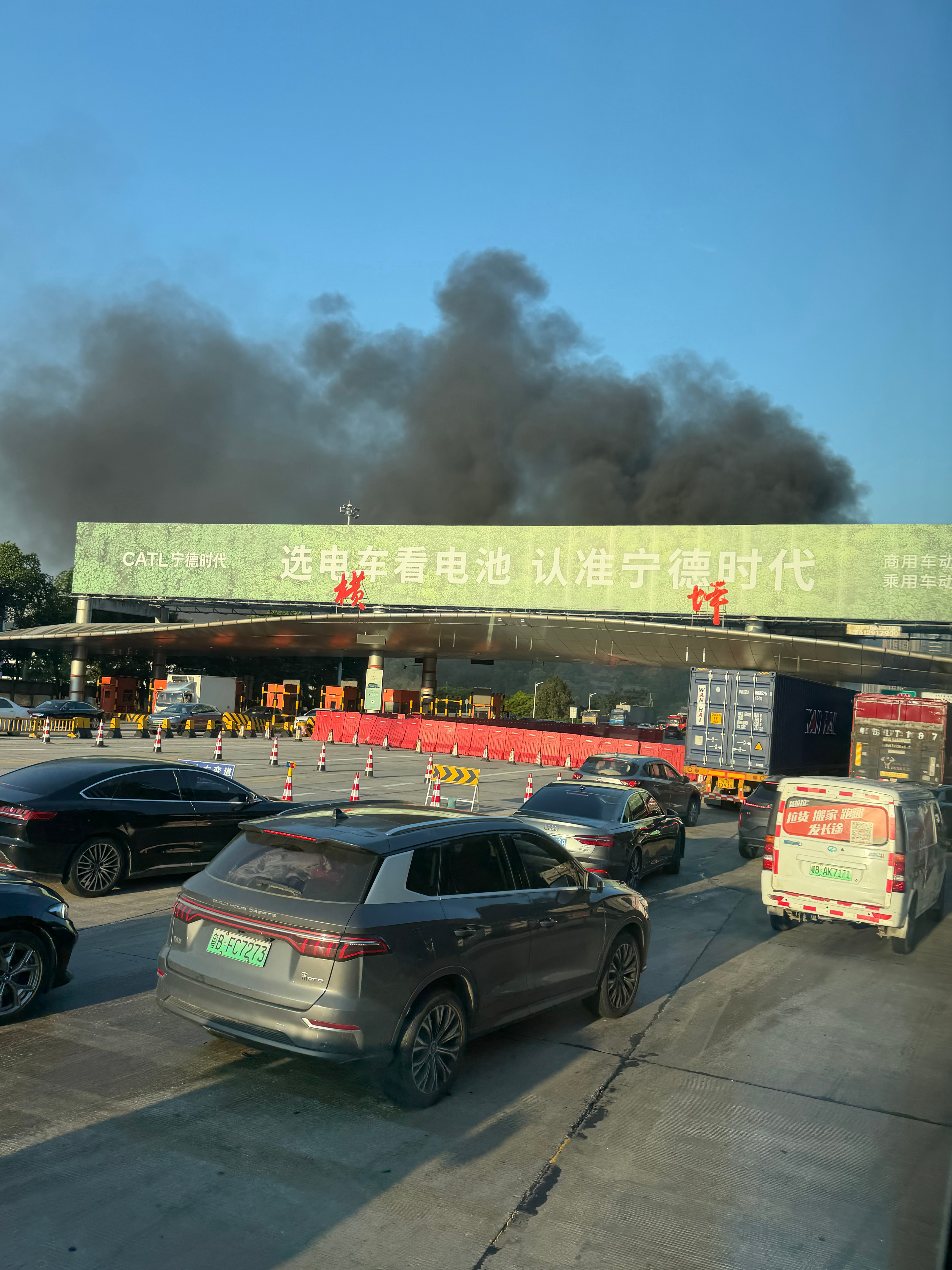 深圳坪山高速口，挂着宁德时代广告牌，背后一台车突然着火了。还好….不是电动车
