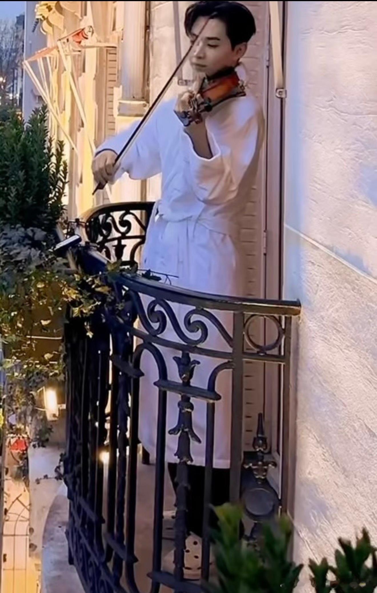 这双拖鞋救过Henry的命吗 粉丝们真的太细心了，连Henry去巴黎穿的拖鞋都被