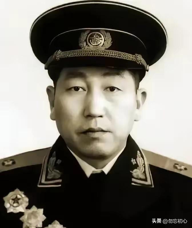 郑国仲站在门口，喉咙像被堵住了。他张了张嘴，没说出话。院子里那棵枣树还在，比他离