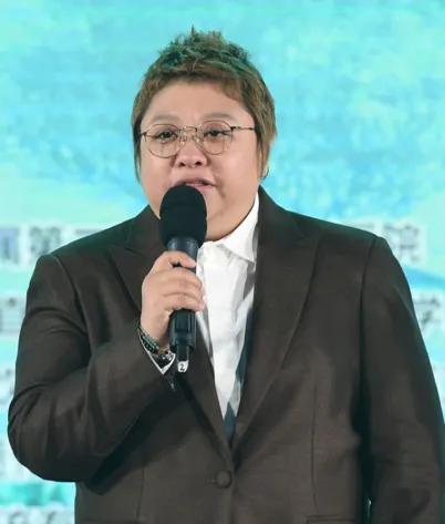 当年，崔永元问韩红：“跟你做朋友是不是得随叫随到，不来就得滚？”韩红立刻反驳：“