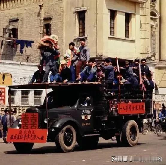 董袭莹事件让许多人愤愤不平，所以怀念过去，民风淳朴，公平公正。
那时候年轻人想有