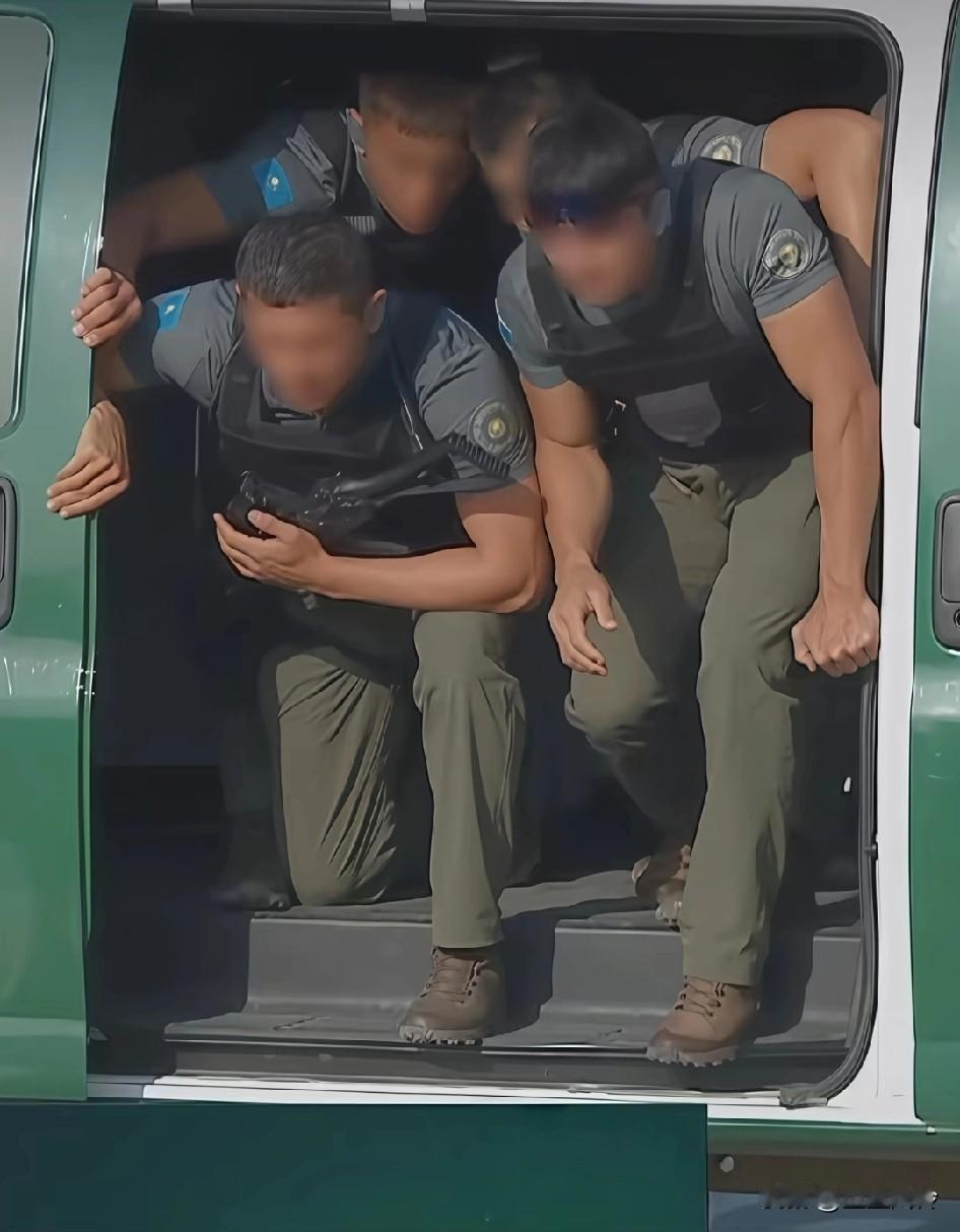 兄弟们哈萨克斯坦C队穿的也是龙牙!! 一转身这不是我们的小黄标吗？看来咱们的裤子