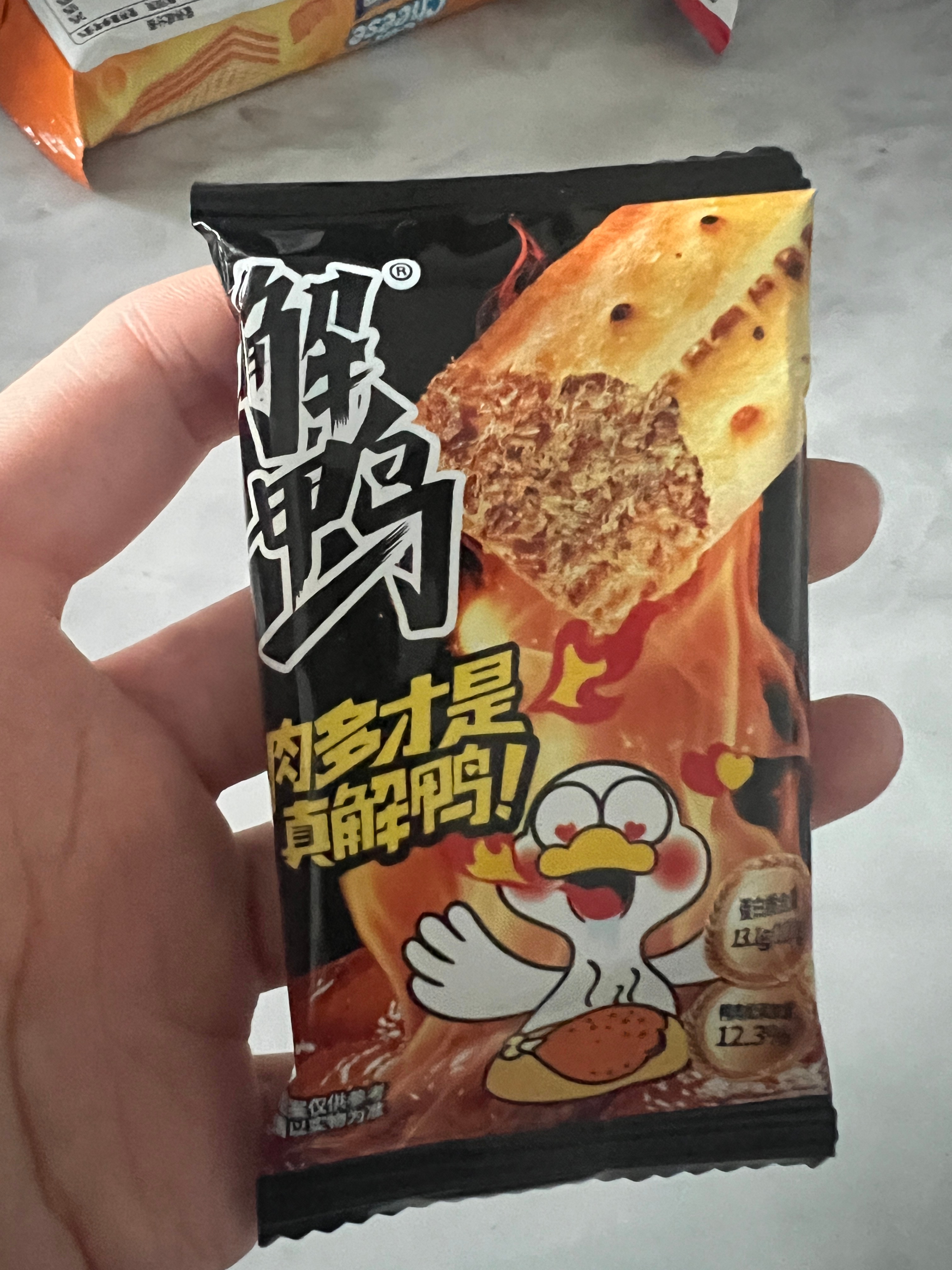 好想来测评解鸭饼干，薄薄的饼干中间夹着牛肉，香香的微辣，可以当零食也可以作能量补