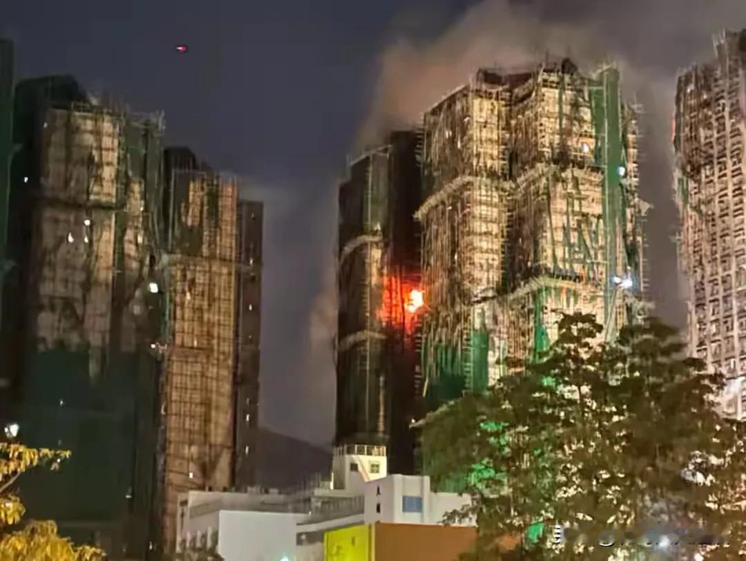 香港大火经历者说出了大火的那么严重的原因。八栋楼烧七栋，还那么严重，居民说窗户外