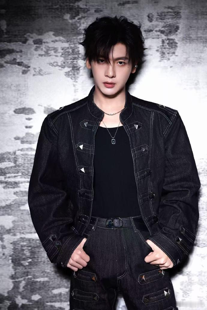 翟潇闻唱红豆梦回创造营谁懂啊！万岁山音乐节听到翟潇闻唱《红豆》，一开口瞬间被拉回