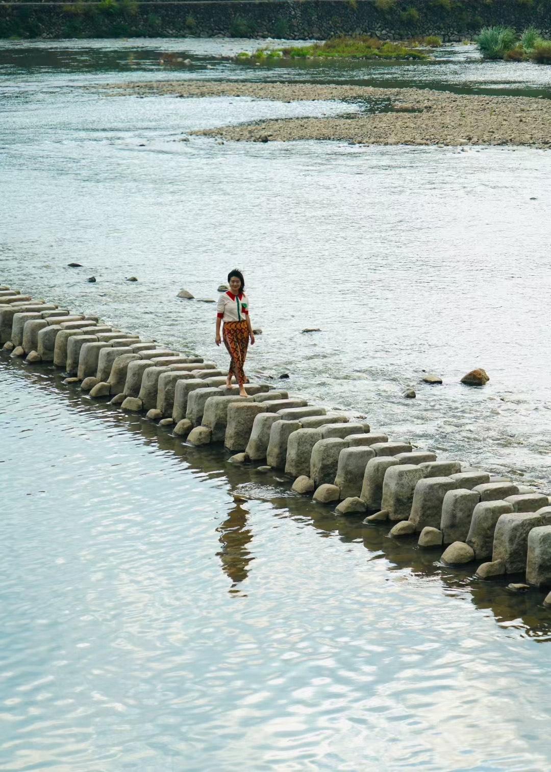 再走仕水碇步，溪水依旧，青石如故。儿时父亲牵我过桥，他曾高大如山，如今并肩而立，