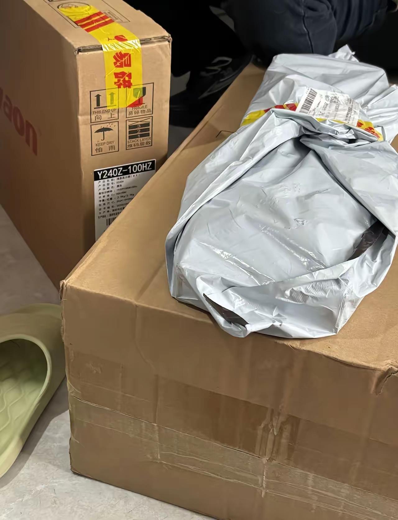 莫名其妙天降全套电脑
 
咋办！今天我老弟突然收到了京东快递的全套电脑…但是家里