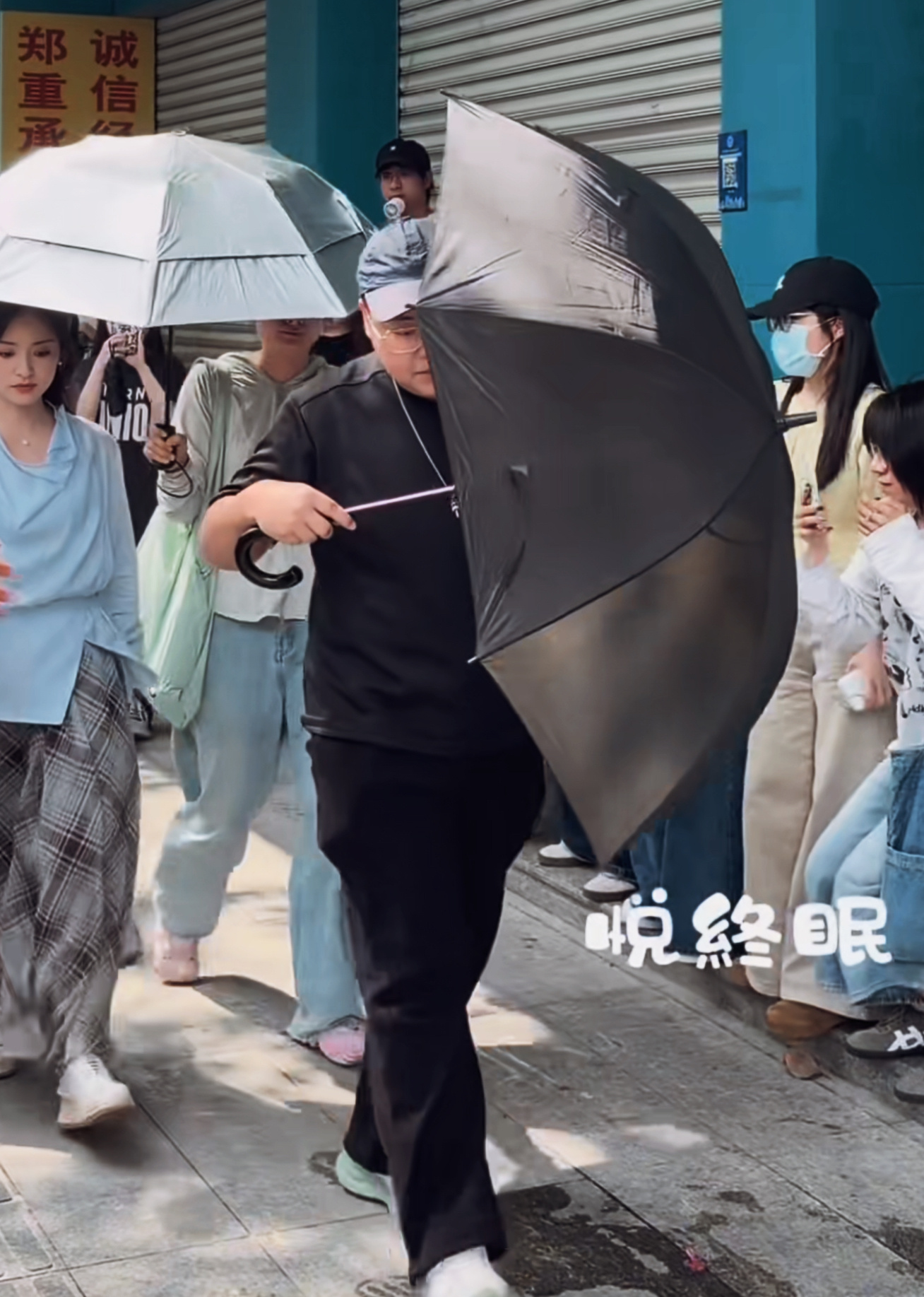 渔宝今天一套新衣服一套旧衣服 