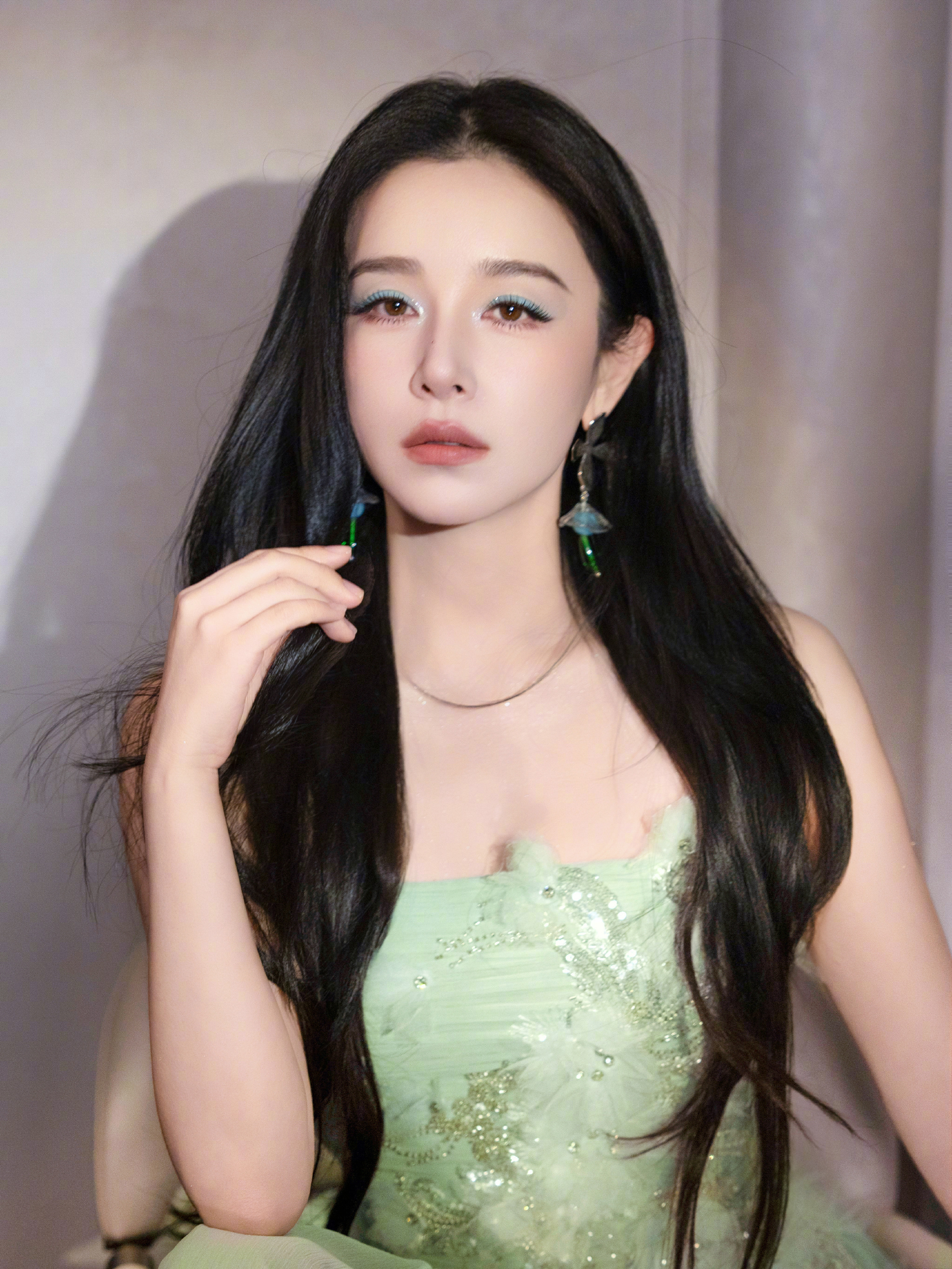 阚清子阚清子最近和夏日限定薄荷绿锁了阚清子绿色眼影 阚清子最近和夏日限定薄荷绿?