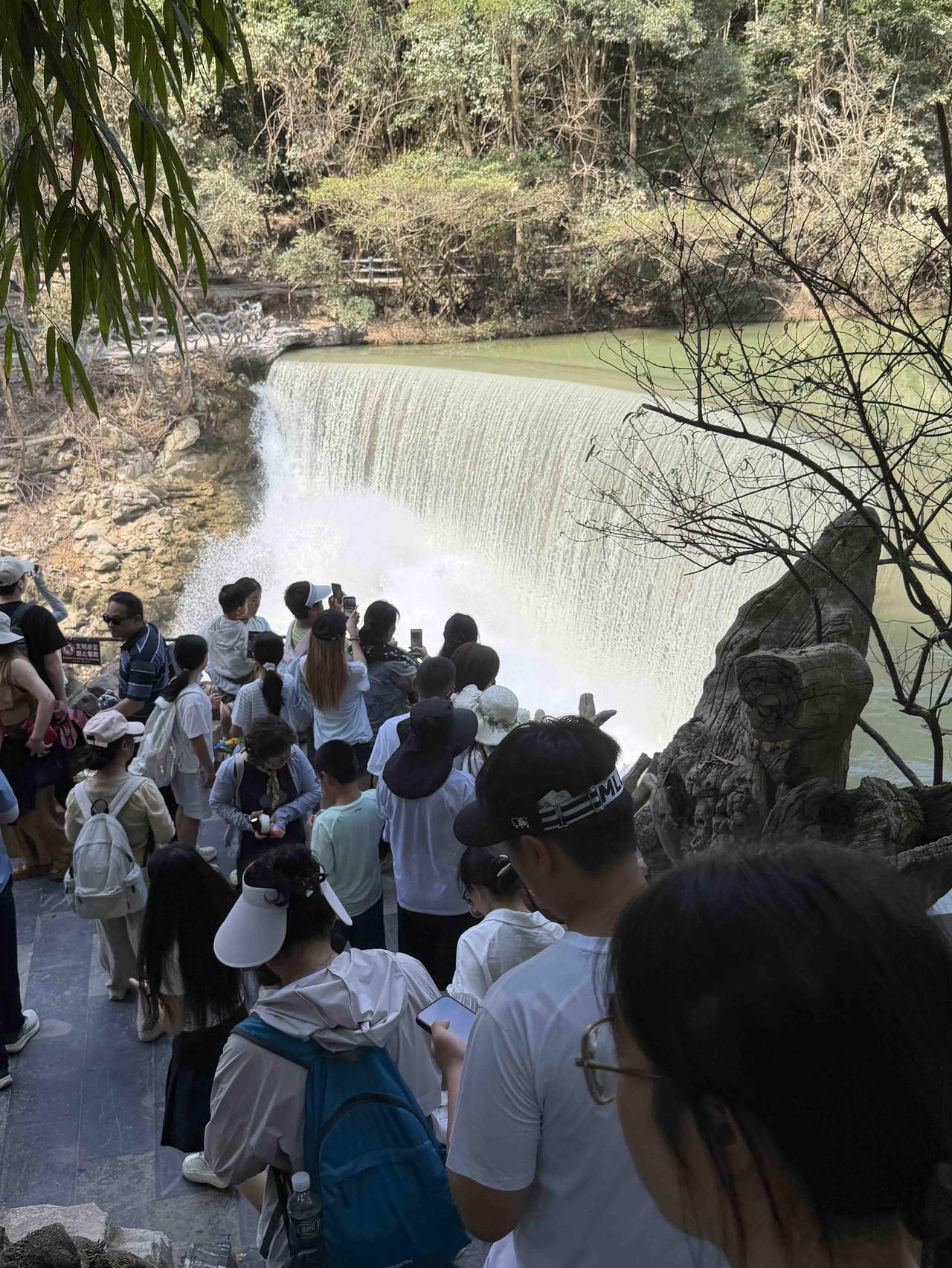 今天，我们西安贵州旅游团，去贵州荔波县的小七孔景区游玩。
本来，我们团期安排，是
