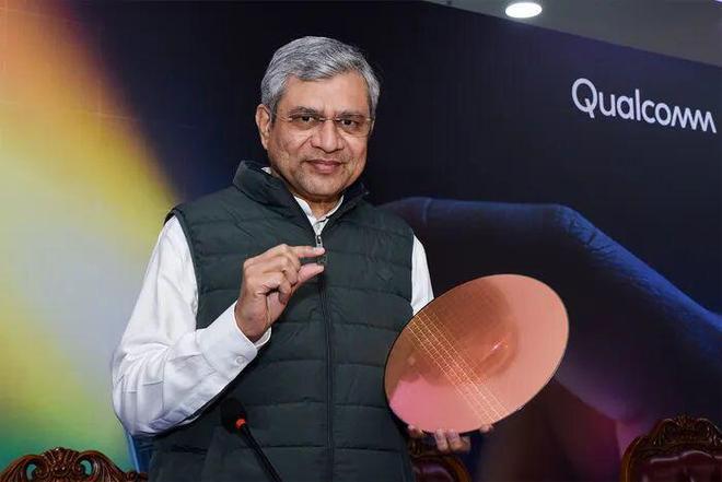 印度这次是真拼了，直接豪掷2000亿美元，打算在接下来几年建一大批数据中心，说白