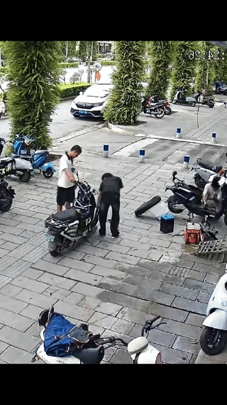 男子误拧电动车启动车把开关。
最后他连人带车一起冲了过去！
这样的人究竟是怎么长