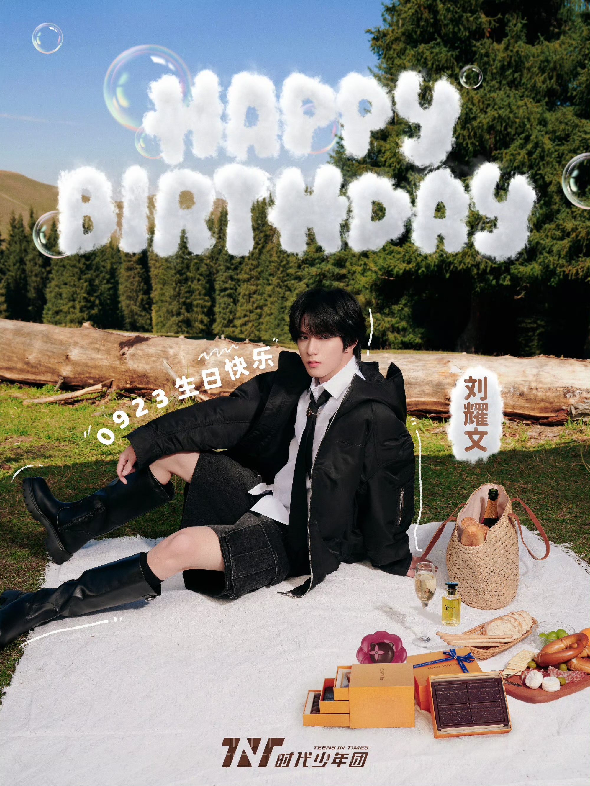 #刘耀文生日大片##刘耀文短裤配皮靴# 刘耀文生日大片有，短裤配皮靴满分帅气的耀