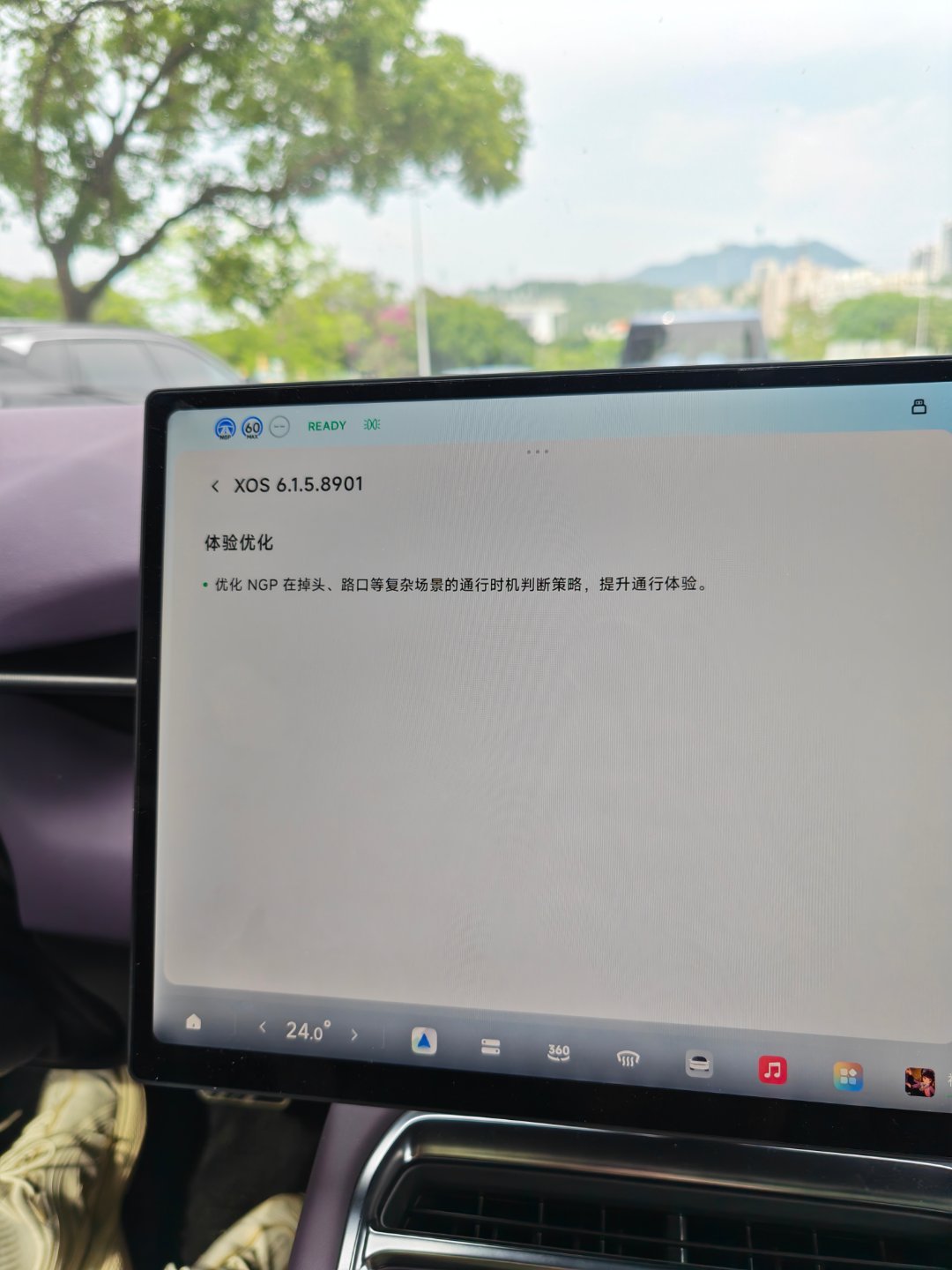 小鹏这个6.15的 VLA 2.0 真的封神了，拥堵环境之下，加塞的博弈能力比人