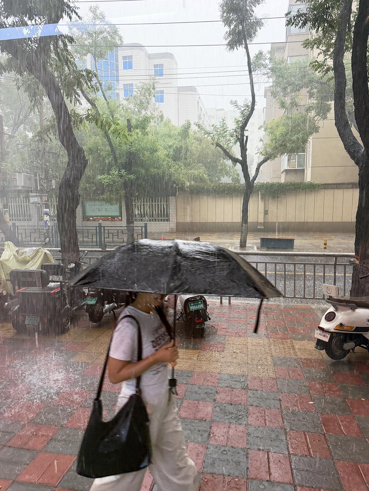 出来洗个头回不去了，下暴了上一秒还是晴天下一秒就下雨