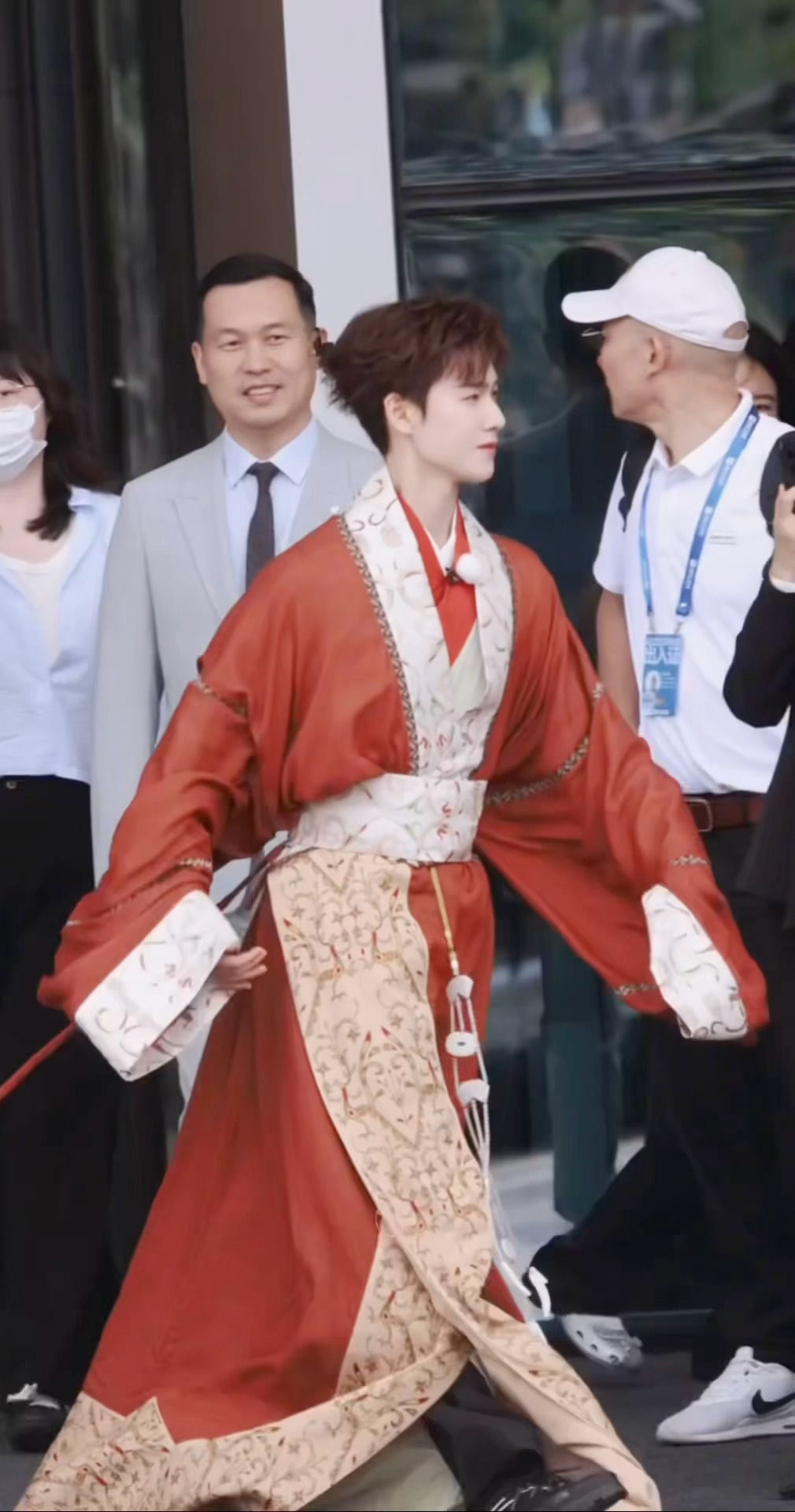 出了横店依旧是古人但是没有征服新衣服版被战国袍绊到了假装无事发生企图用可爱小跑萌